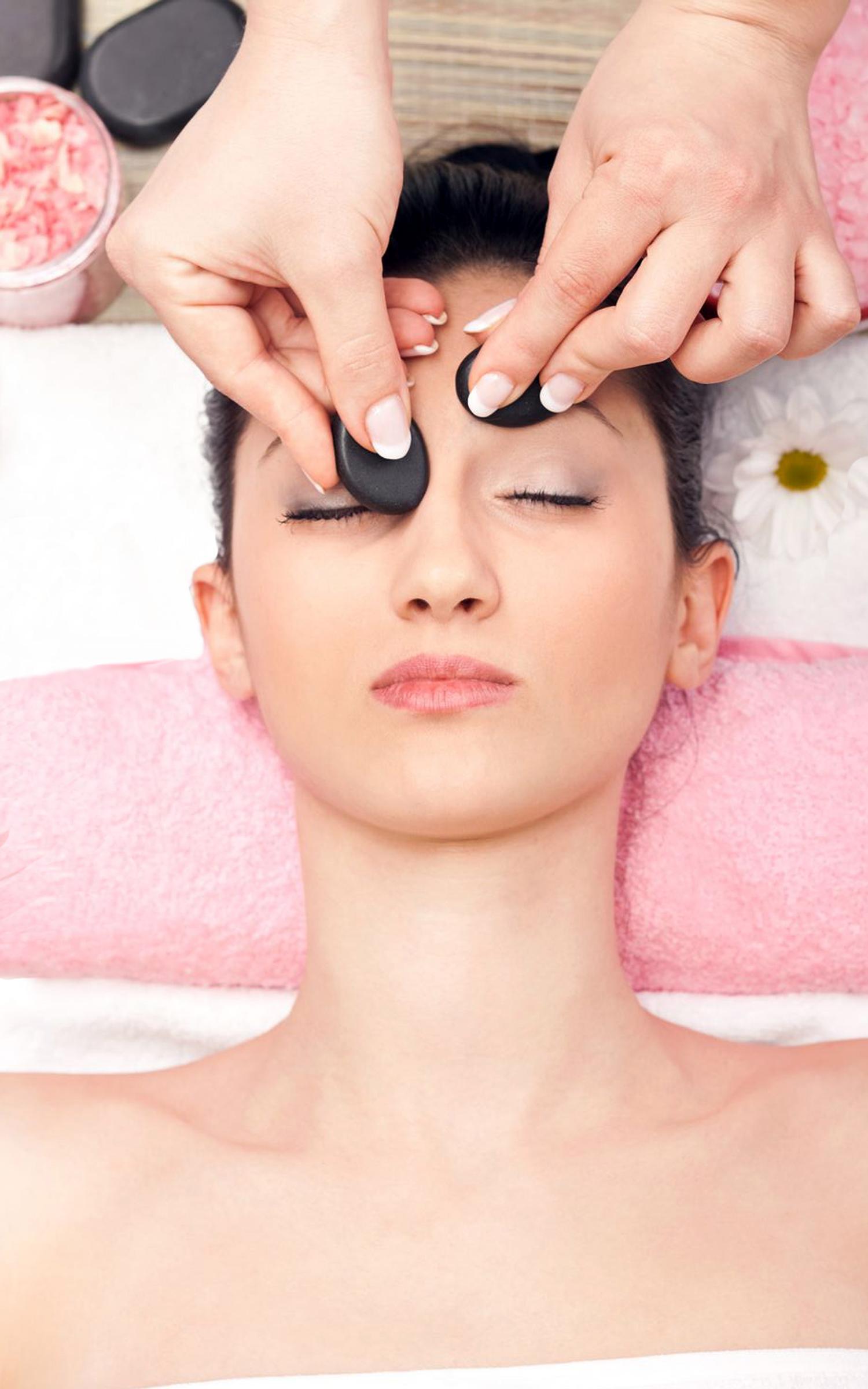 Babylon, NY Spa Babylon, NY Massage Therapist Hand And Stone